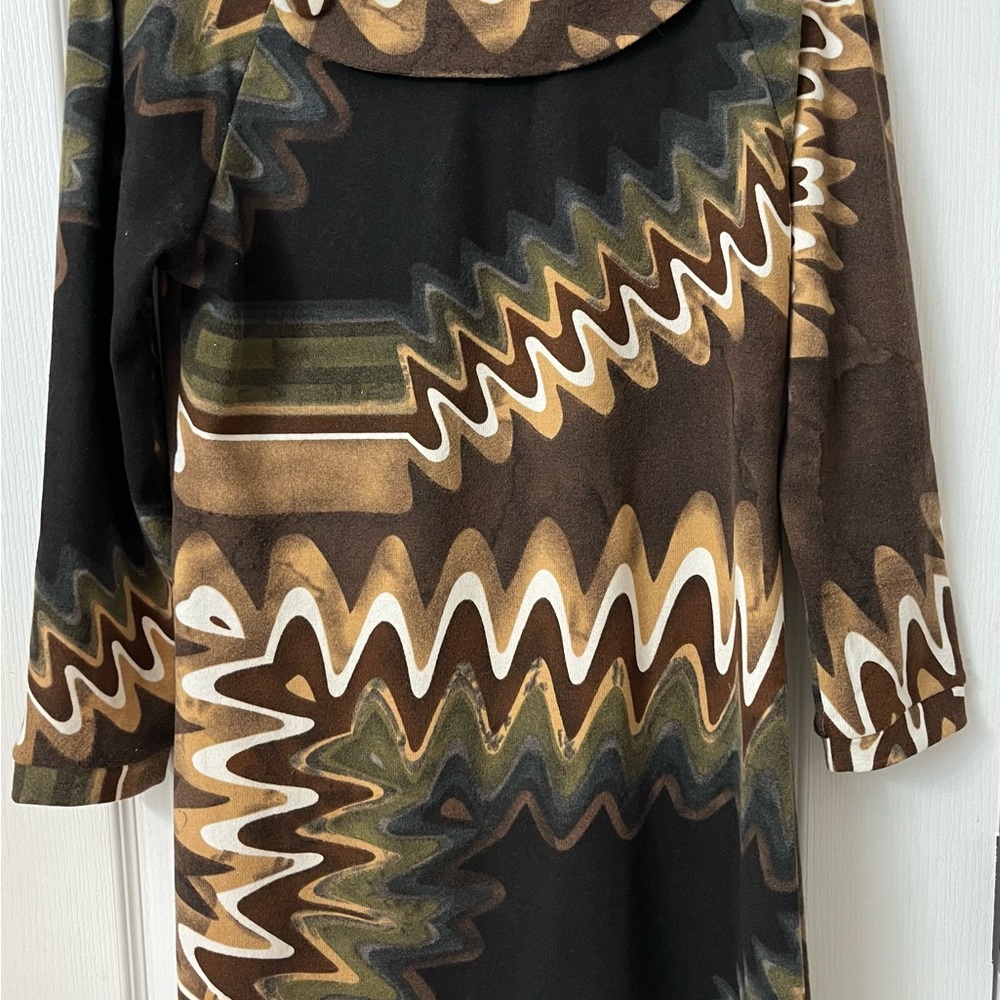 Aryeh size M green, cream, brown, and white